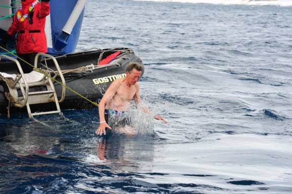 O holandês Sail faz cara feia ao cair nas águas geladas em Brown Bluff, na Antártida (foto de Vladimir Seliverstov)